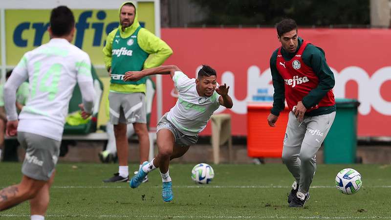 Abel Ferreira e Rony durante treinamento do Palmeiras na Academia de Futebol.