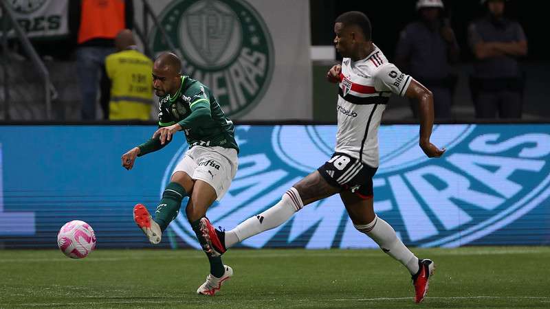 Mayke em disputa pelo Palmeiras contra o SPFC, durante partida válida pela vigésima nona rodada do Brasileirão 2023, no Allianz Parque.