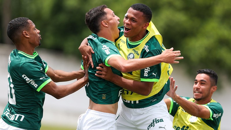 Jogadores do Palmeiras comemoram gol na vitória contra a Portuguesa, na segunda partida válida pelas quartas de final do Campeonato Paulista Sub-20, no Estádio Bruno José Daniel, em Santo André-SP.