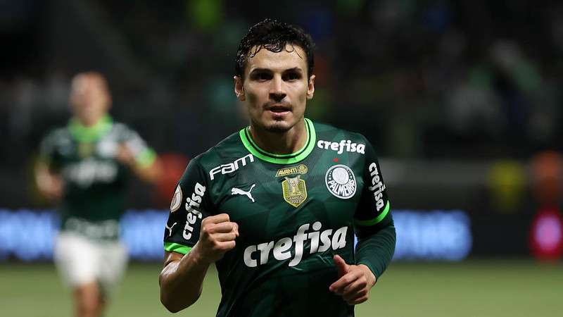 Raphael Veiga comemora seu gol pelo Palmeiras, contra o Bahia durante partida válida pela trigésima rodada do Brasileirão 2023, no Allianz Parque.