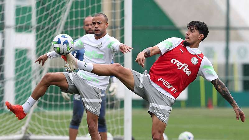 Mayke e Gustavo Gómez durante treinamento do Palmeiras na Academia de Futebol.
