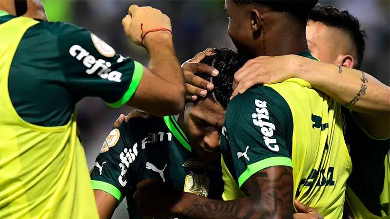 Rony comemora seu gol pelo Palmeiras contra o Internacional, durante partida válida pela trigésima quarta rodada, do Brasileirão 2023, na Arena Barueri.