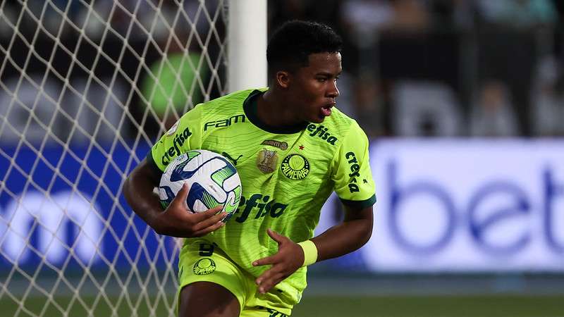 Endrick comemora seu gol pelo Palmeiras contra o Botafogo, durante partida válida pela trigésima primeira rodada do Brasileirão 2023, no Nilton Santos.