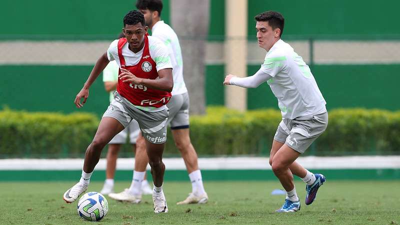 Luis Guilherme e Atuesta durante treinamento do Palmeiras, na Academia de Futebol.