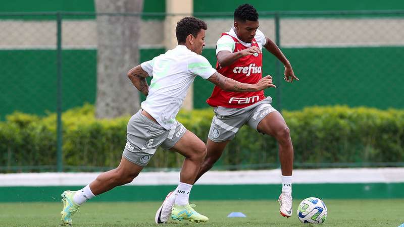 Marcos Rocha e Luis Guilherme durante treinamento do Palmeiras na Academia de Futebol.