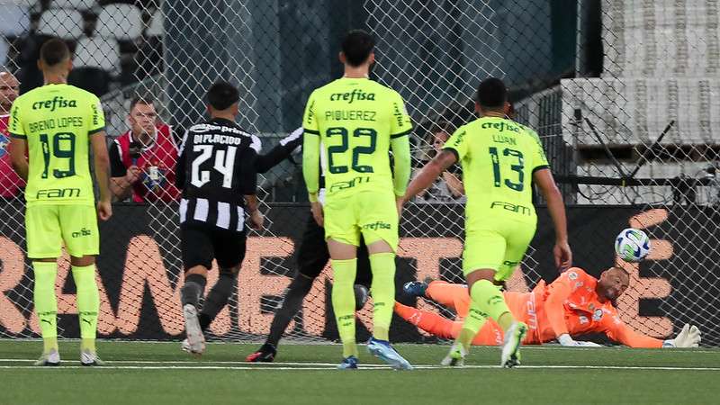 Weverton defende pênalti em jogo do Palmeiras contra o Botafogo, durante partida válida pela trigésima primeira rodada do Brasileirão 2023, no Nilton Santos.