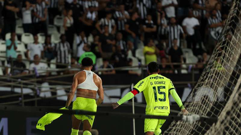 Murilo comemora com Gustavo Gómez seu gol pelo Palmeiras contra o Botafogo, durante partida válida pela trigésima primeira rodada do Brasileirão 2023, no Nilton Santos.