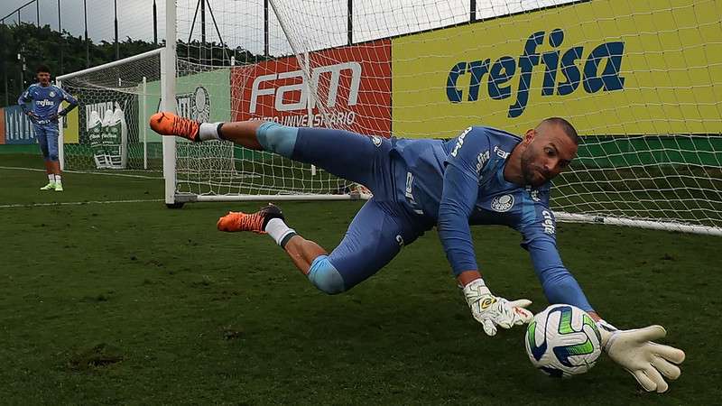 Weverton durante treinamento do Palmeiras na Academia de Futebol.