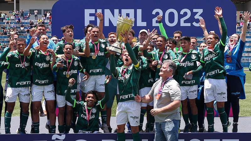 Atletas do Palmeiras comemoram conquista do tetracampeonato sobre o SCCP, após segunda partida válida pela final do Paulista Sub-15, no Estádio Bruno José Daniel, em Santo André-SP.