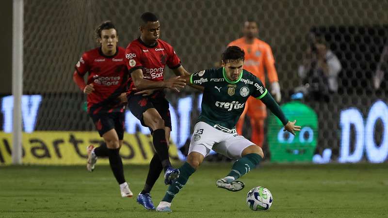 Raphael Veiga em disputa pelo Palmeiras contra o Athletico-PR, durante partida válida pela trigésima segunda rodada do Brasileirão 2023, na Arena Barueri.