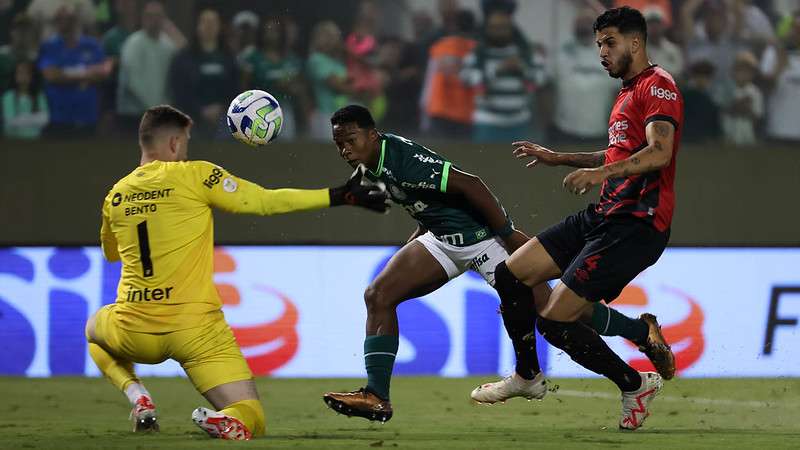 Endrick chuta para marcar seu gol pelo Palmeiras contra o Athletico-PR, durante partida válida pela trigésima segunda rodada do Brasileirão 2023, na Arena Barueri.