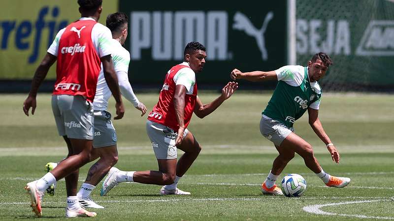 Luis Guilherme e Rony durante treinamento do Palmeiras na Academai de Futebol.