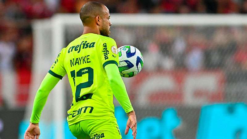 Mayke em disputa pelo Palmeiras contra o Flamengo, durante partida válida pela trigésima terceira rodada do Brasileirão 2023, no Maracanã.