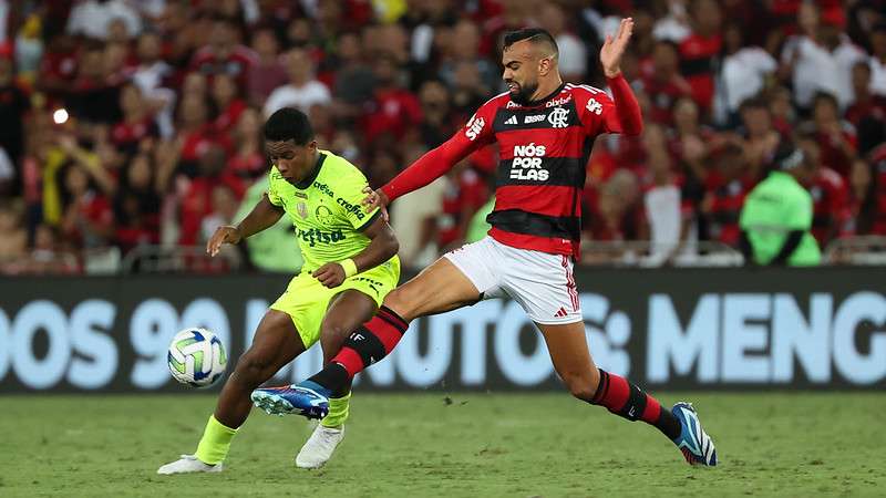 Endrick em disputa pelo Palmeiras contra o Flamengo, durante partida válida pela trigésima terceira rodada do Brasileirão 2023, no Maracanã.