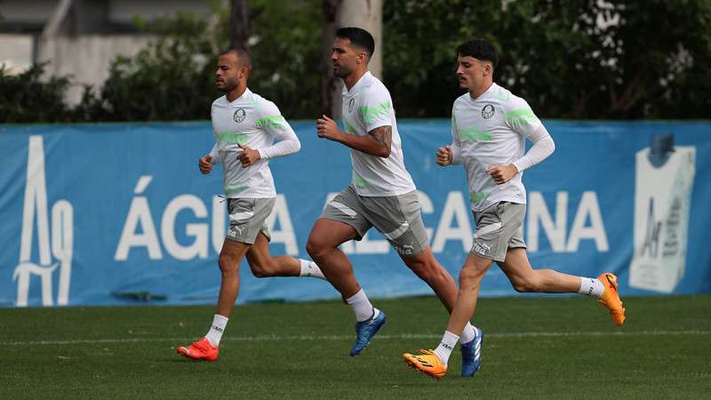 Mayke, Luan e Piquerez durante treinamento do Palmeiras, na Academia de Futebol.