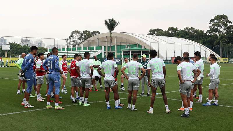 Abel Ferreira conversa com o elenco durante treinamento do Palmeiras na Academia de Futebol.