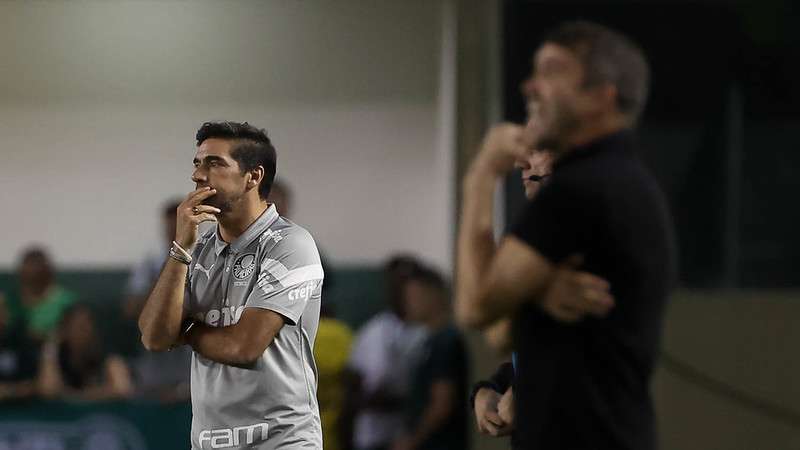 Abel Ferreira em jogo do Palmeiras contra o Internacional, durante partida válida pela trigésima quarta rodada do Brasileirão 2023, na Arena Barueri.