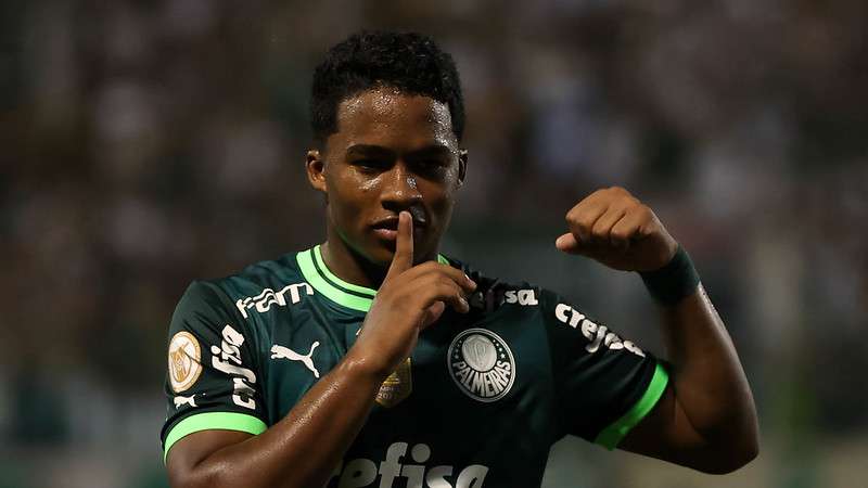 Endrick comemora seu gol pelo Palmeiras contra o Internacional, durante partida válida pela trigésima quarta rodada, do Brasileirão 2023, na Arena Barueri.