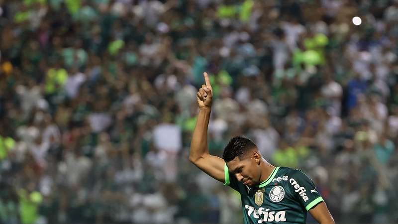 Rony comemora seu gol pelo Palmeiras contra o Internacional, durante partida válida pela trigésima quarta rodada, do Brasileirão 2023, na Arena Barueri.