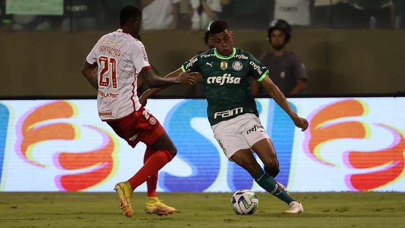 Vanderlan em jogo pelo Palmeiras contra o Internacional, durante partida válida pela trigésima quarta rodada, do Brasileirão 2023, na Arena Barueri.