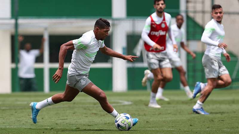 Rony durante treinamento do Palmeiras na Academia de Futebol.