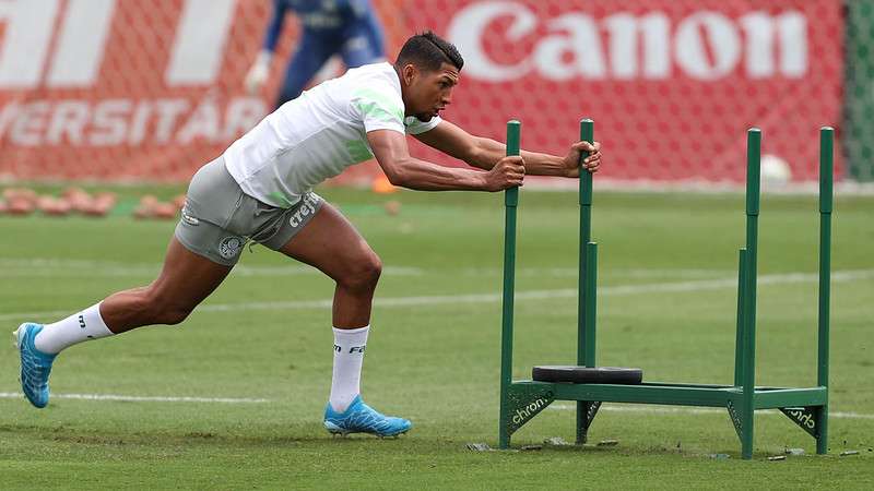 Rony durante treinamento do Palmeiras na Academia de Futebol.