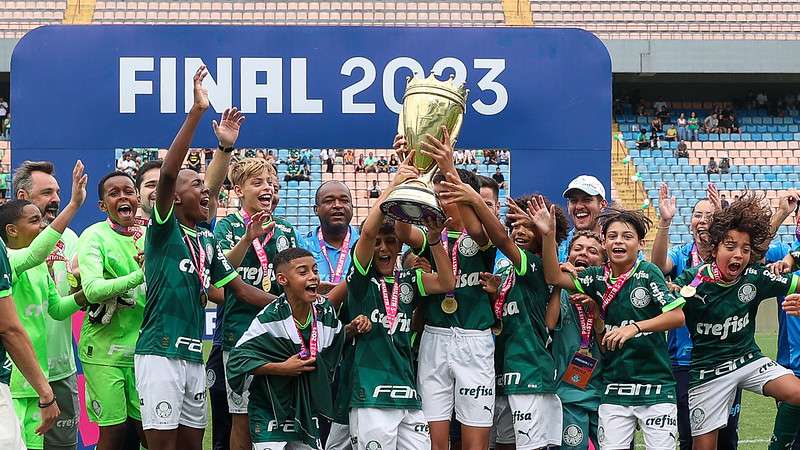 Atletas da base do Palmeiras comemoram título conquistado sobre o Red Bull Bragantino, após segunda partida válida pela final do Campeonato Paulista Sub-11, na Arena Barueri, em Barueri-SP.