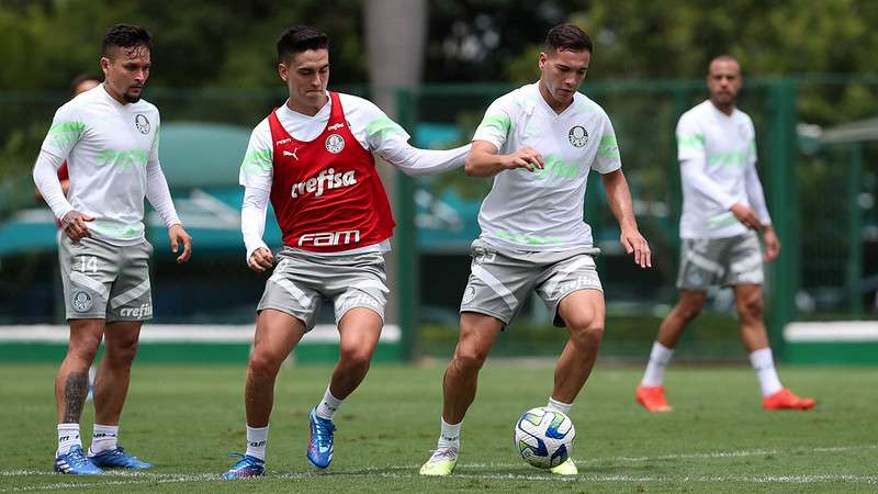 Artur, Eduard Atuesta e Fabinho durante treinamento do Palmeiras, na Academia de Futebol.