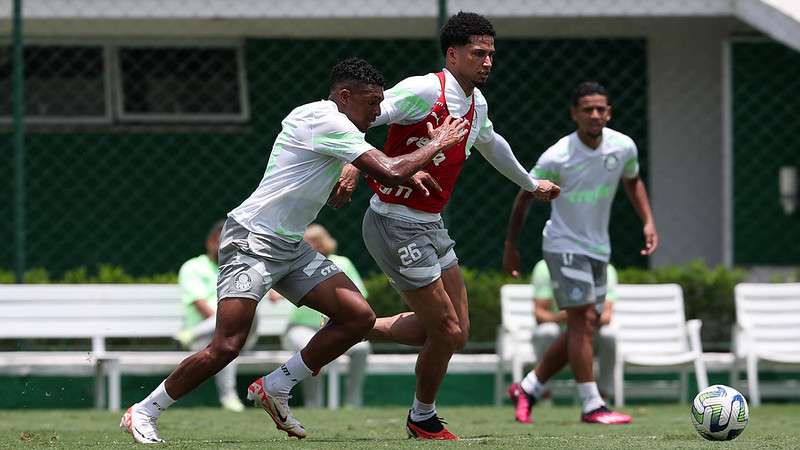 Luis Guilherme e Murilo durante treinamento do Palmeiras na Academia de Futebol.