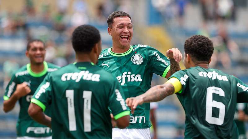 Atletas do Palmeiras comemoram gol em vitória contra a Portuguesa, na segunda partida válida pelas quartas de final do Campeonato Paulista Sub-20, no Estádio Bruno José Daniel, em Santo André-SP.