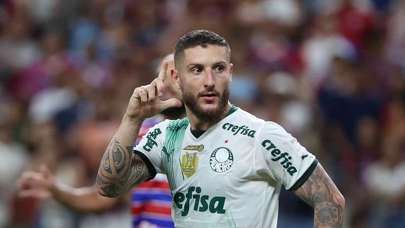 Zé Rafael comemora seu gol pelo Palmeiras contra o Fortaleza, durante partida válida pela trigésima quinta rodada do Brasileirão 2023, no Castelão.