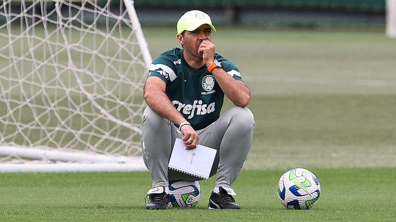 Abel Ferreira durante treinamento do Palmeiras na Academia de Futebol.