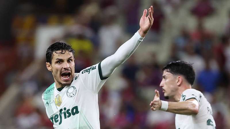 Raphael Veiga comemora seu gol pelo Palmeiras contra o Fortaleza, durante partida válida pela trigésima quinta rodada do Brasileirão 2023, no Castelão.