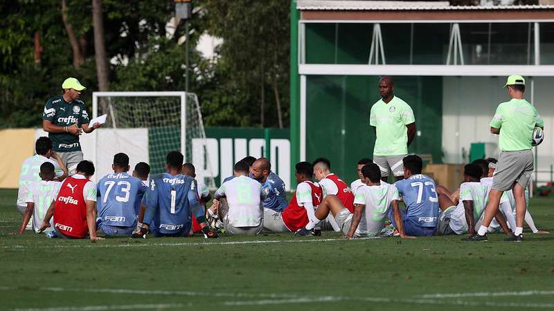 Abel Ferreira conversa com o elenco durante treinamento do Palmeiras na Academia de Futebol.