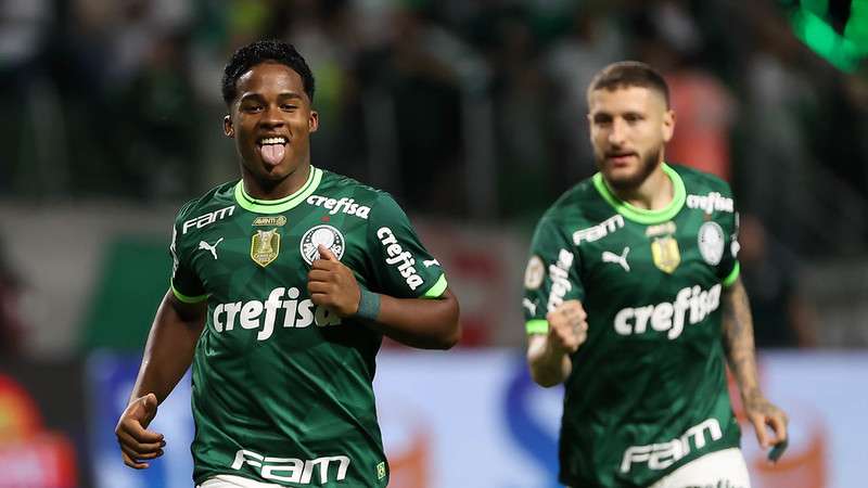 Endrick comemora seu gol pelo Palmeiras contra o América-MG, durante partida válida pela trigésima sexta rodada do Brasileirão 2023, no Allianz Parque.