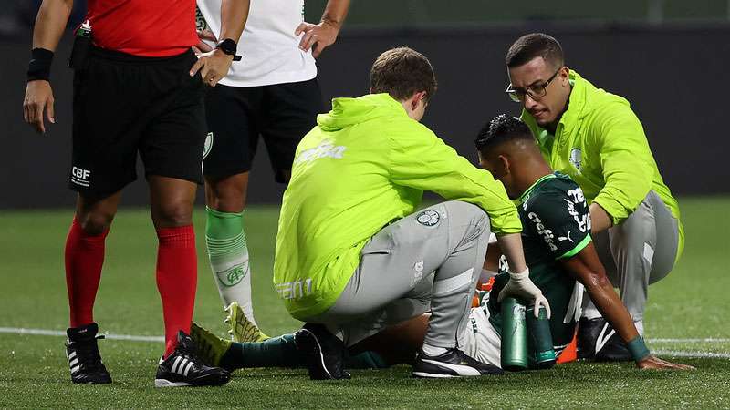 Rony é atendido pelo médico Victor Soraggi, o jogador e o fisioterapeuta Gustavo Kaschel em jogo do Palmeiras contra o América-MG, durante partida válida pela trigésima sexta rodada, do Brasileirão 2023, no Allianz Parque.