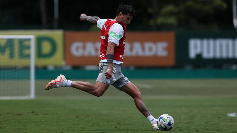 Gustavo Gómez durante treinamento do Palmeiras na Academia de Futebol.