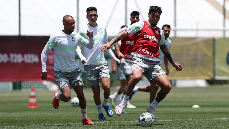 Mayke e Gustavo Gómez durante treinamento do Palmeiras na Academia de Futebol.