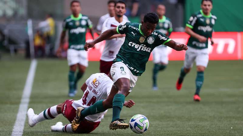 Endrick em disputa pelo Palmeiras contra o Fluminense, durante partida válida pela trigésima sétima rodada, do Brasileirão 2023, no Allianz Parque.