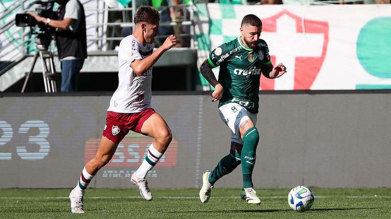 Zé Rafael em disputa pelo Palmeiras contra o Fluminense, durante partida válida pela trigésima sétima rodada, do Brasileirão 2023, no Allianz Parque.