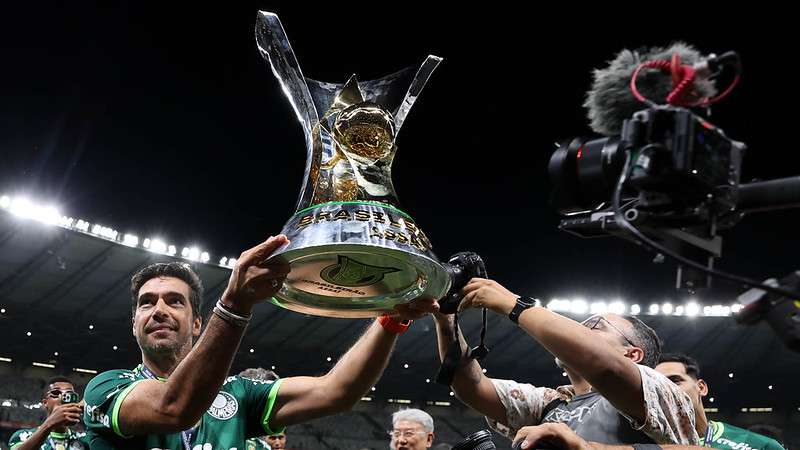 Abel Ferreira comemora a conquista do Brasileirão 2023 pelo Palmeiras, após jogo contra o Cruzeiro, em partida válida pela trigésima oitava rodada, no Mineirão.