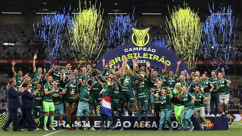 Elenco do Palmeiras levanta o troféu da conquista do Brasileirão 2023, após jogo contra o Cruzeiro em partida válida pela trigésima oitava rodada, no Mineirão.
