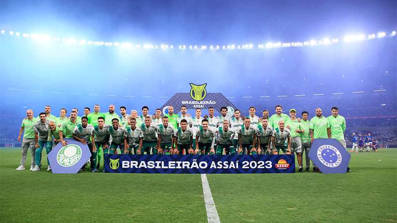 Campeões! Jogadores do Palmeiras posam para foto oficial antes do jogo contra o Cruzeiro, durante partida válida pela trigésima oitava rodada do Brasileirão 2023, no Mineirão.