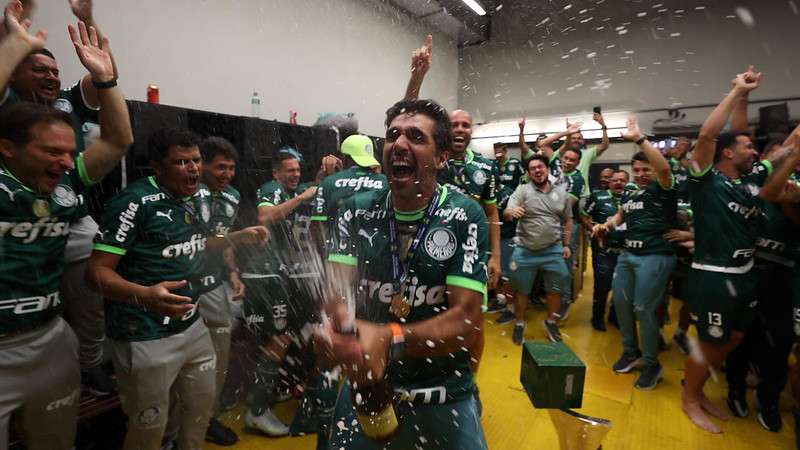 Abel Ferreira comemora a conquista do Brasileirão 2023 pelo Palmeiras, após jogo contra o Cruzeiro, em partida válida pela trigésima oitava rodada, no Mineirão.
