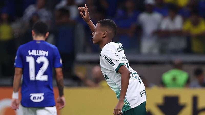 Estêvão em jogo pelo Palmeiras contra o Cruzeiro, durante partida válida pela trigésima oitava rodada do Brasileirão 2023, no Mineirão.
