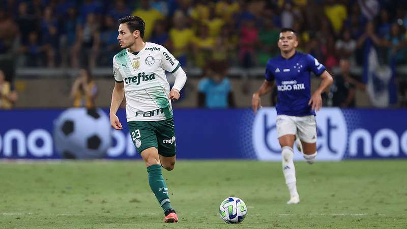 Raphael Veiga em jogo pelo Palmeiras contra o Cruzeiro, durante partida válida pela trigésima oitava rodada do Brasileirão 2023, no Mineirão.