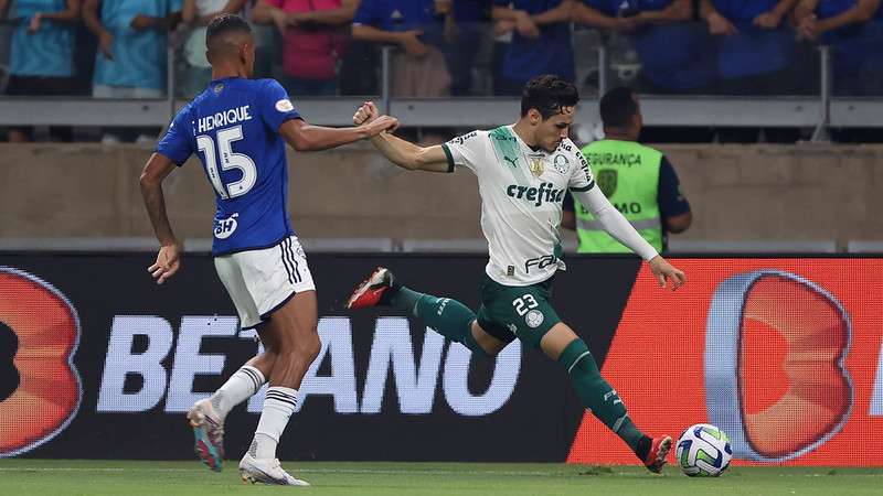 Raphael Veiga em jogo pelo Palmeiras contra o Cruzeiro, durante partida válida pela trigésima oitava rodada do Brasileirão 2023, no Mineirão.