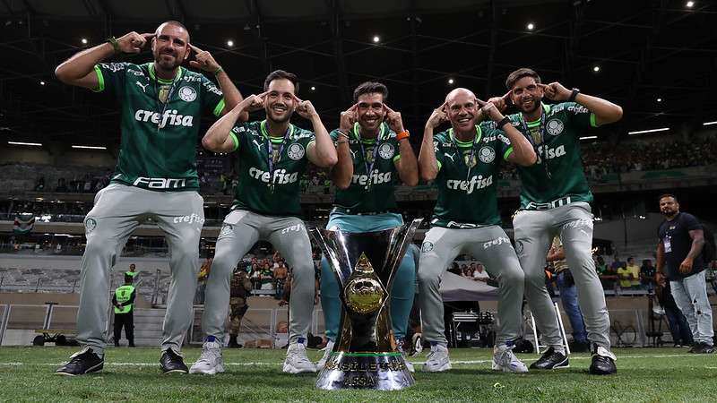 O preparador físico João Martins, o analista de desempenho Tiago Costa, o técnico Abel Ferreirao, o auxiliar técnico Vitor Castanheira e o auxiliar técnico Carlos Martinho do Palmeiras, comemoram a conquista do Brasileirão 2023, após jogo contra o Cruzeiro, em partida válida pela trigésima oitava rodada, no Mineirão.