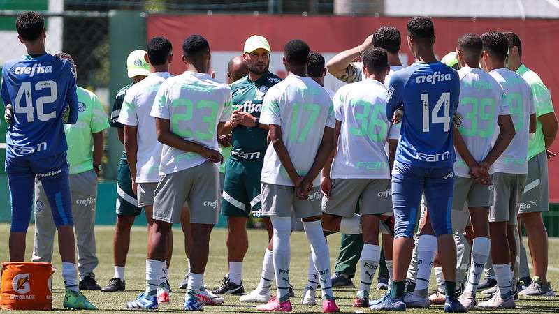 Lucas Andrade conversa com atletas do Sub-20 durante treinamento do Palmeiras, na Academia de Futebol, em São Paulo-SP.