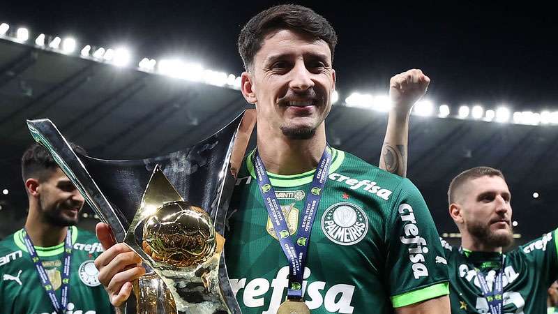 Piquerez comemora a conquista do Brasileirão 2023 pelo Palmeiras, após jogo contra o Cruzeiro, em partida válida pela trigésima oitava rodada, no Mineirão.